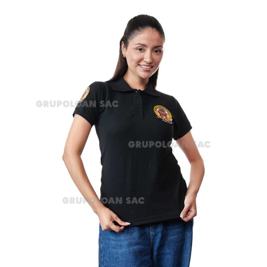 Polo camisero con cuello tejido y puño de la misma tela.